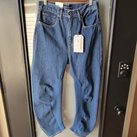 NEW LEVI'S Barrel Women's Jeans Sise 25 Medium Blue Slightly Curvy Shape - Picture 2 of 9